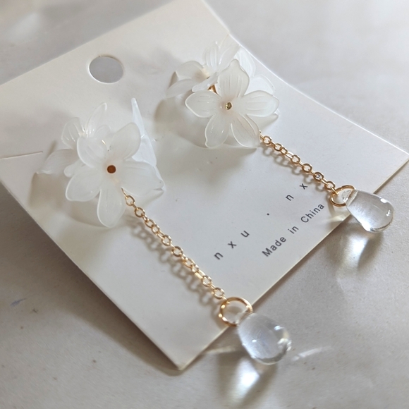 Earrings - Dangling with flowers - Picture 2 of 2